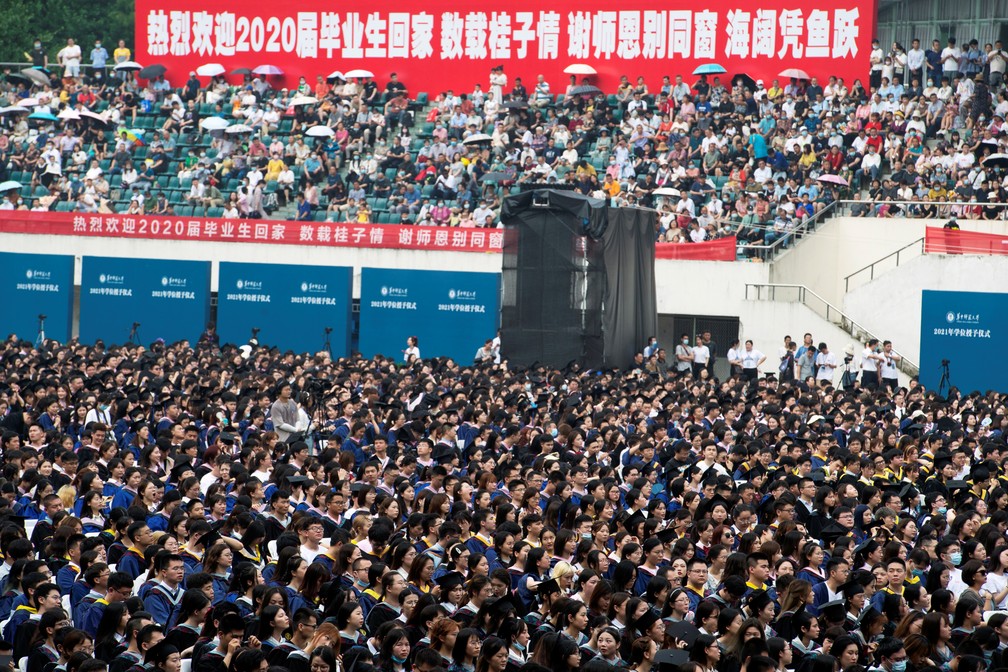 Wuhan tem cerimônia gigante de formatura 14 meses após fim da quarentena  contra Covid | Mundo | G1