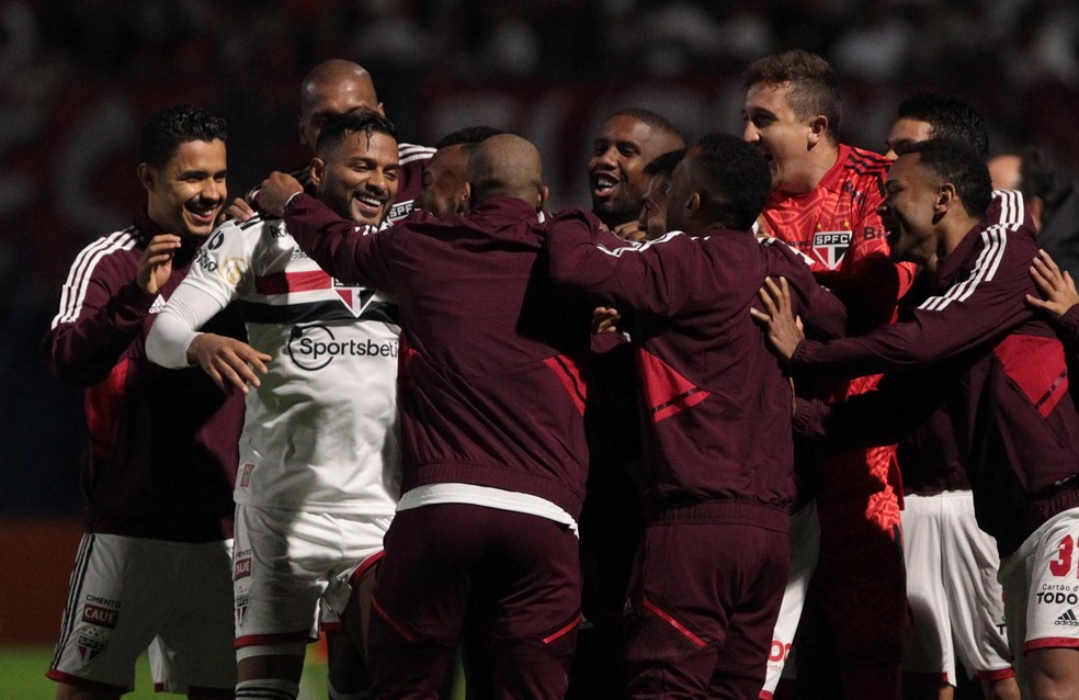 Reinaldo comemora o gol anotado contra o Avaí com os colegas de São Paulo — Foto: Rubens Chiri/Saopaulofc.net