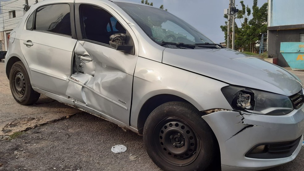 Carro foi atingido no lado do passageiro — Foto: Sérgio Henrique Santos/Inter TV Cabugi