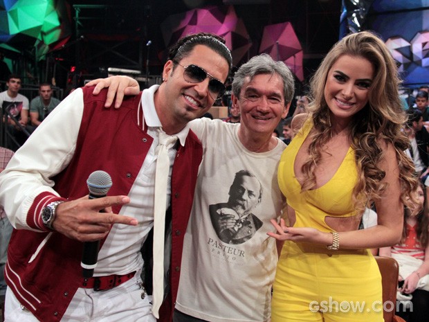 Serginho Groisman posa para foto com o casal Latino e Rayanne (Foto: TV Globo/Altas Horas)