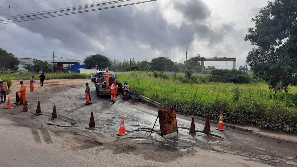 Alça do viaduto no quilômetro 14 da BR-116, que dá acesso ao Anel Viário, é interditada em Fortaleza por conta dos buracos na pista. — Foto: Arnaldo Araújo/ SVM