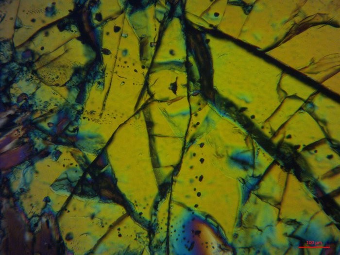 Pontos pretos mostram regiões ricas em metano e hidrogênio em uma pedra composta pelo mineral olivina (Foto: Frieder Klein et.Al)