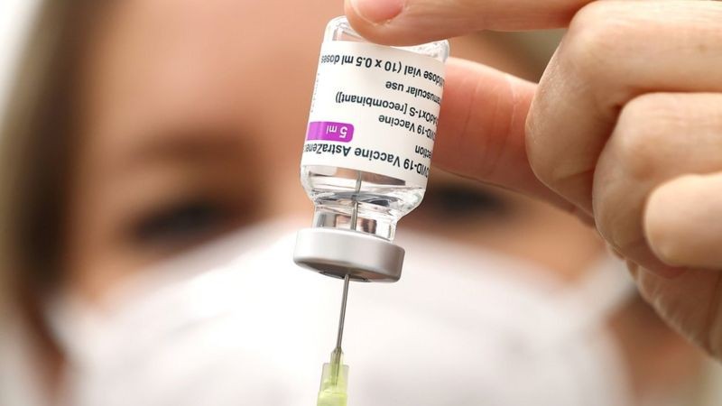 É importante tomar a primeira e a segunda dose da vacina (Foto: Reuters via BBC)