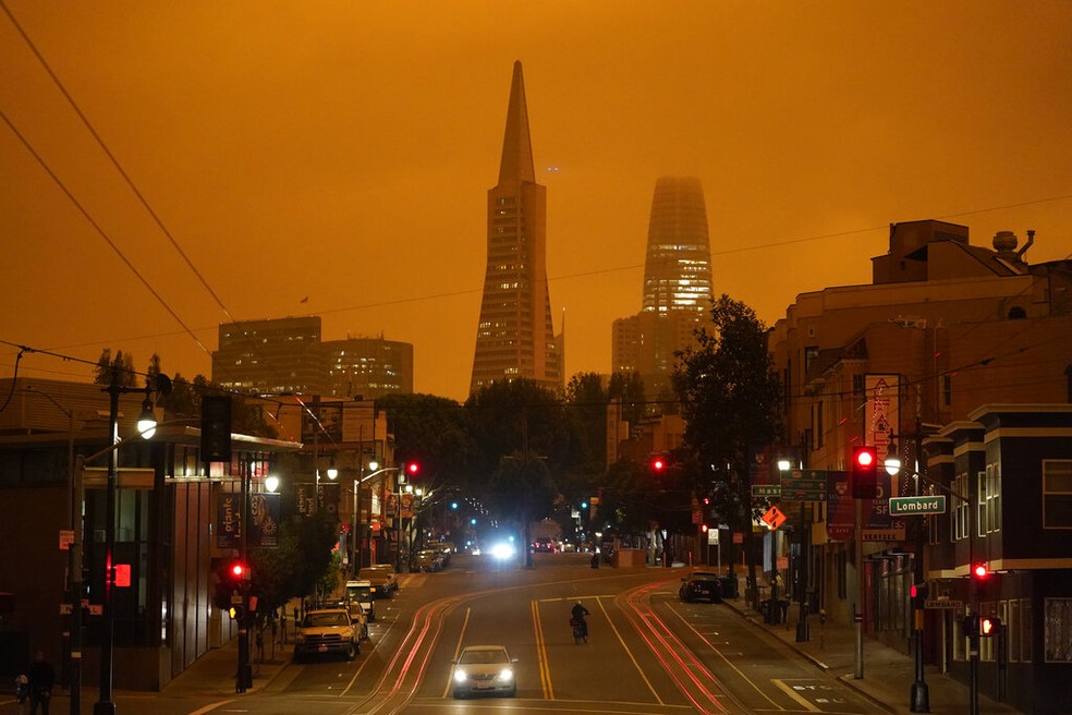 Fumaça encobre o céu de San Francisco nesta quarta-feira (9) — Foto: AP Photo/Eric Risberg