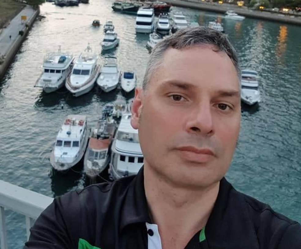 Ιoannis Ikonomou diz que viajar é um estímulo para aprender idiomas, mas que é possível se aperfeiçoar sem sair de casa (Foto: Arquivo Pessoal/G1)