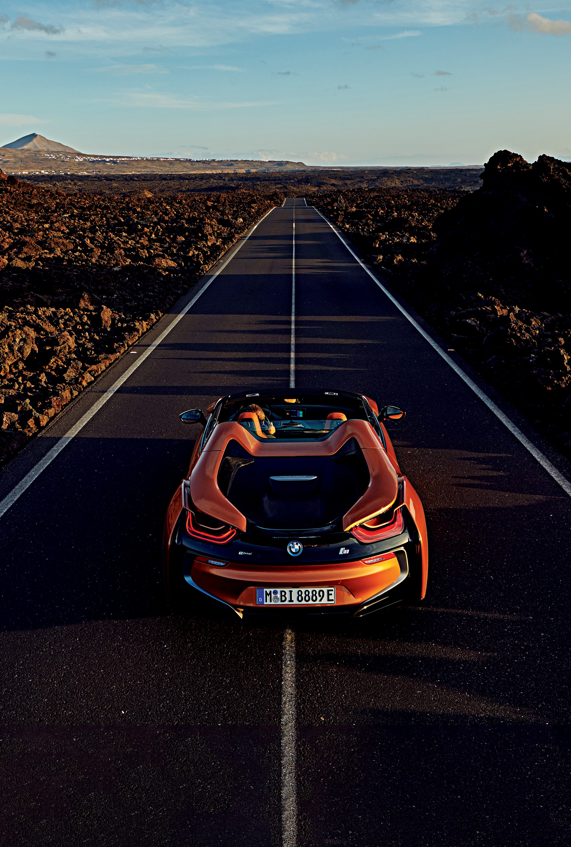 BMW i8 Roadster: É o único conversível híbrido do Brasil. Seu motor turbo à combustão, combinado ao elétrico, fazem o i8 chegar a 250 km/h (Foto: divulgação)