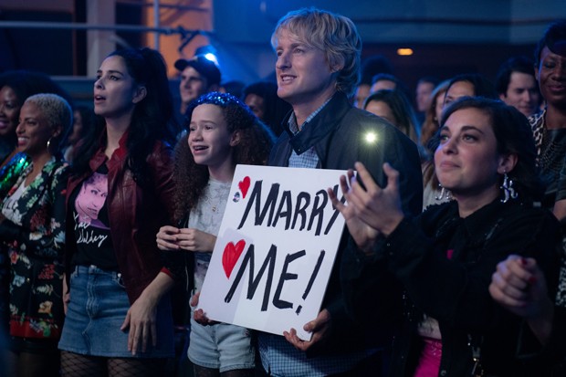 (from left) Parker (Sarah Silverman), Lou (Chloe Coleman) and Charlie Gilbert (Owen Wilson) in Marry Me, directed by Kat Coiro.  (Foto: Divulgação / Universal Pictures)