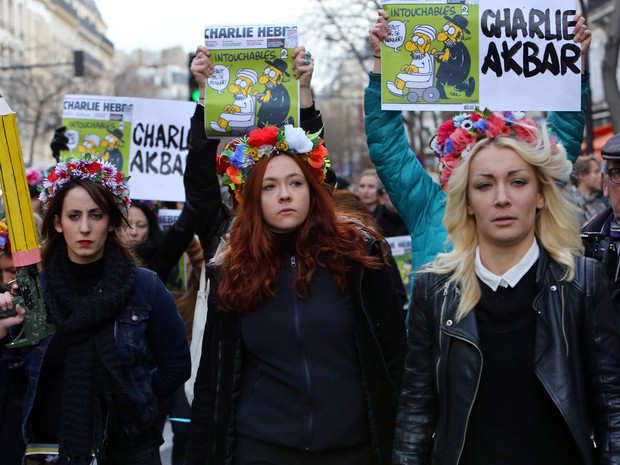 Ativistas do grupo Femen, que luta pelos direitos das mulheres, são vistas na Praça da República de Paris antes da marcha pela liberdade marcada para este domingo (Foto: Loic Venance/AFP)
