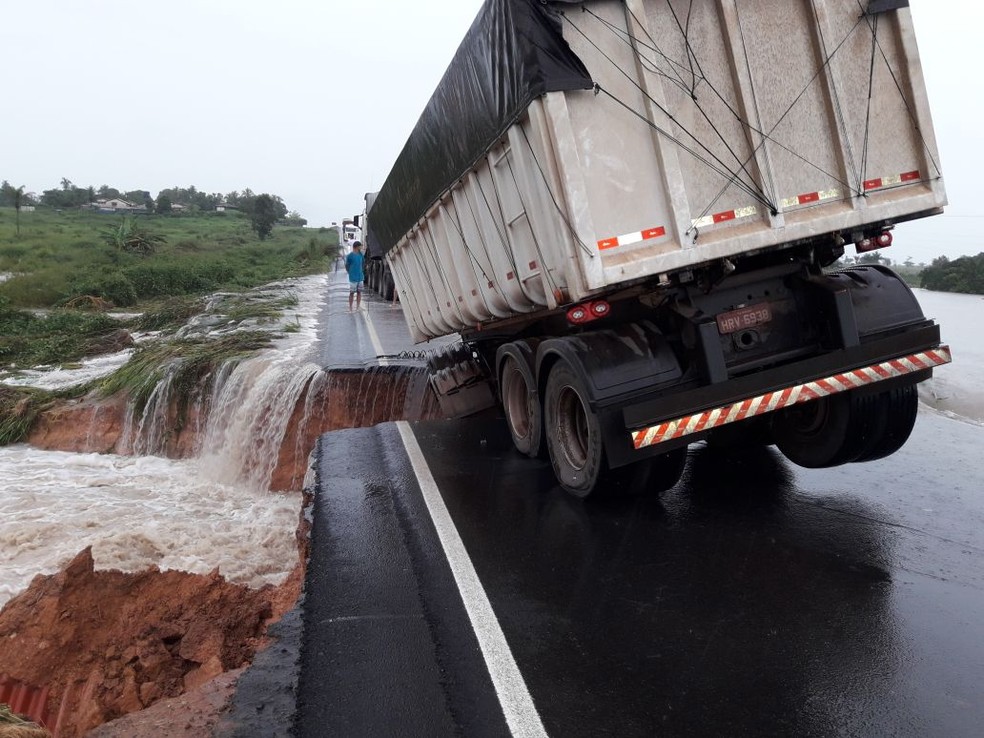 caÃ§amba, bitrem, br-155 (Foto: PRF)