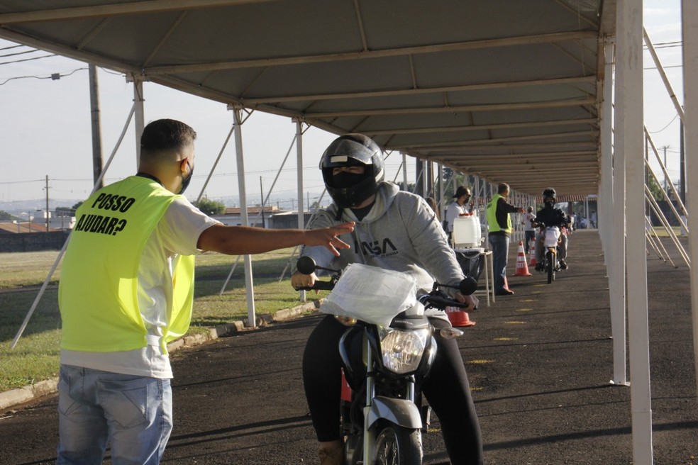 Prefeitura realizou a&ccedil;&atilde;o de testagem em massa para mototaxistas, motoboys e motoristas profissionais &mdash; Foto: Prefeitura de Bauru/ Divulga&ccedil;&atilde;o