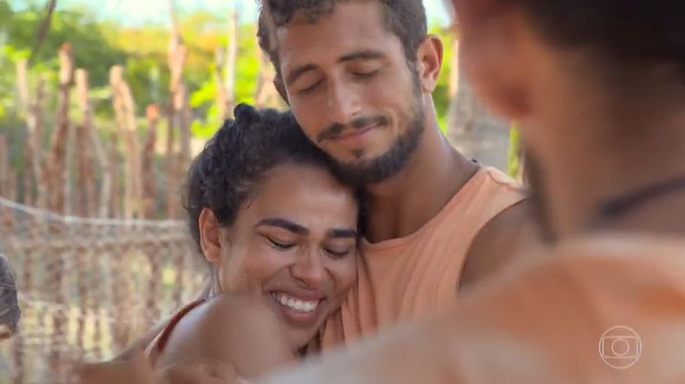 Elana e Chumbo se abraçam depois de o surfista conversar com a tribo Carcará e ser o mais votado — Foto: Globo