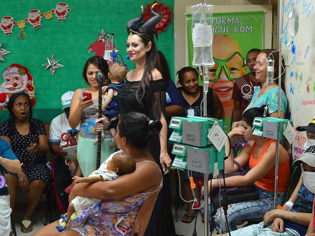 Personagens fizeram a alegria das crianças no Hospital das Clínicas em Ribeirão Preto, SP (Foto: Tainá Manna/G1)