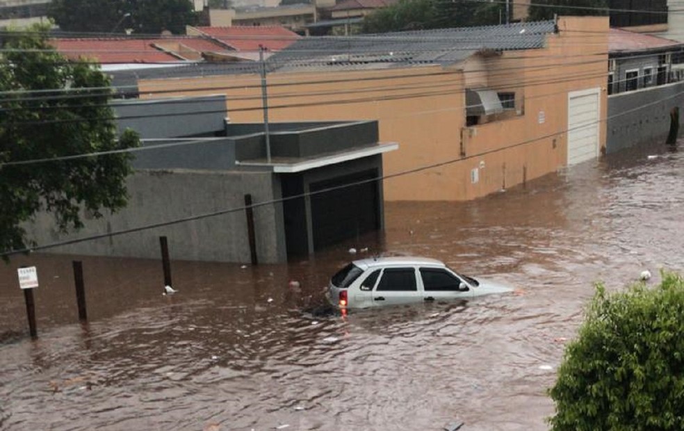 Carro submerso em via pública alagada em Assis (SP) — Foto: Arquivo pessoal