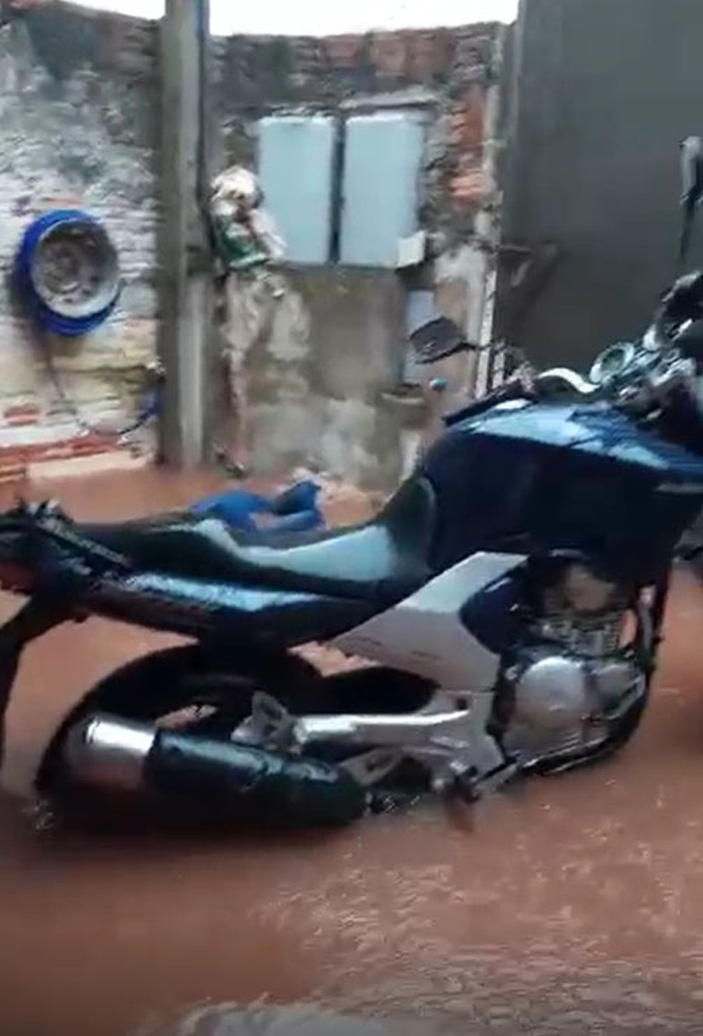 Chuva causou alagamentos na Vila Marisa, em Pirapozinho (SP) — Foto: Aldemir Vieira da Costa