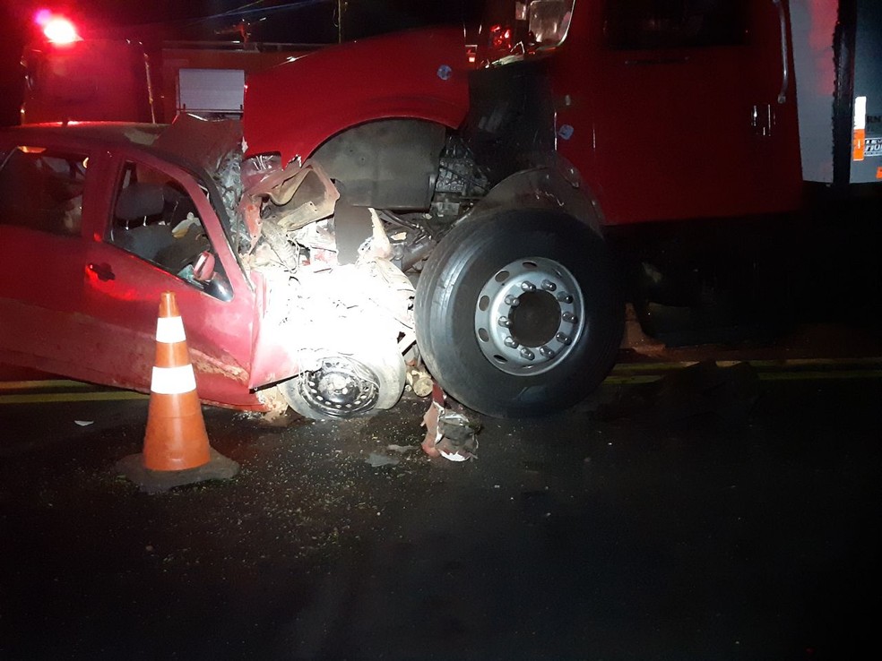 Motorista morre após bater carro de frente com caminhão na BR-373, em Candói  — Foto: Divulgação/PRF