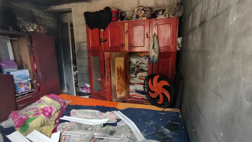 Incêndio atintiu quartos e queimou móveis e roupas no Benedito Bentes — Foto: Erik Maia/TV Gazeta