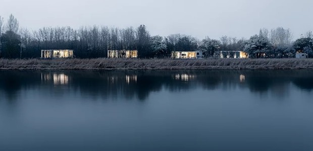Hotel de vidro à beira de rio promete relaxamento e contato com natureza (Foto: Divulgação)