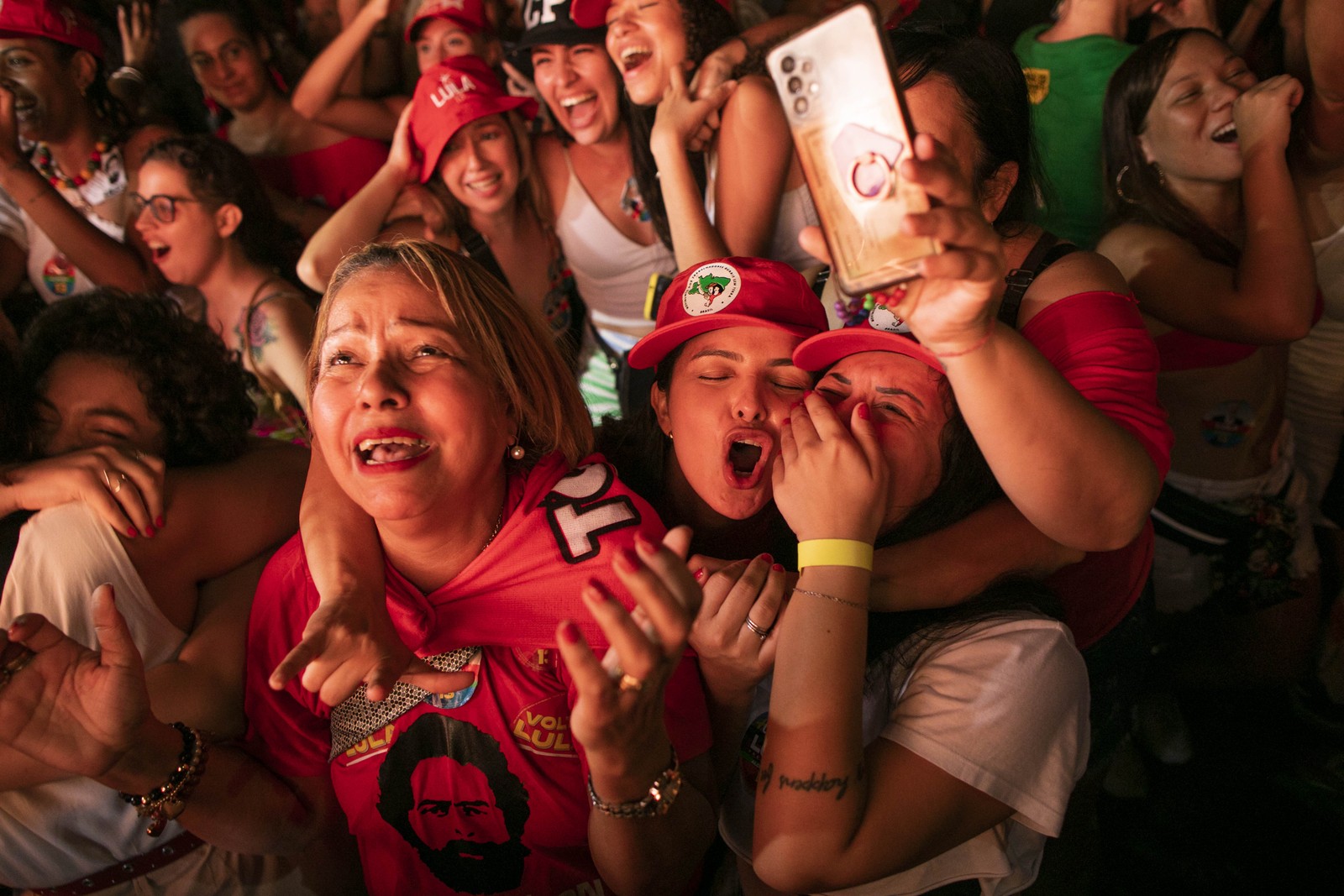 Eleitores se emocionam com a vitória de Lula nas eleições — Foto: Guito Moreto/Agência O Globo