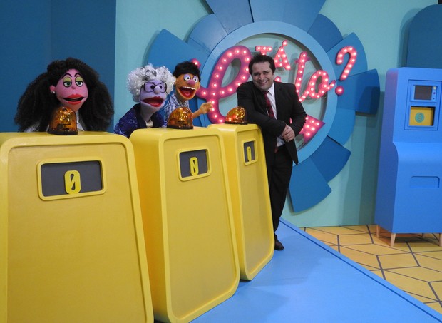 Warley Santana e os bonecos no estúdio do programa Tá certo? (Foto: Divulgação / TV Cultura)