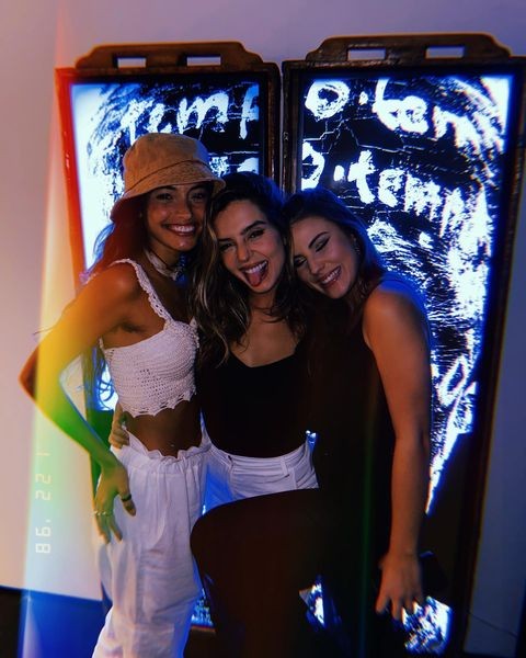 Giovanna Rispoli com Cynthia Senek  e Giovanna Lancellotti nas gravações de Temporada de Verão (Foto: Instagram)