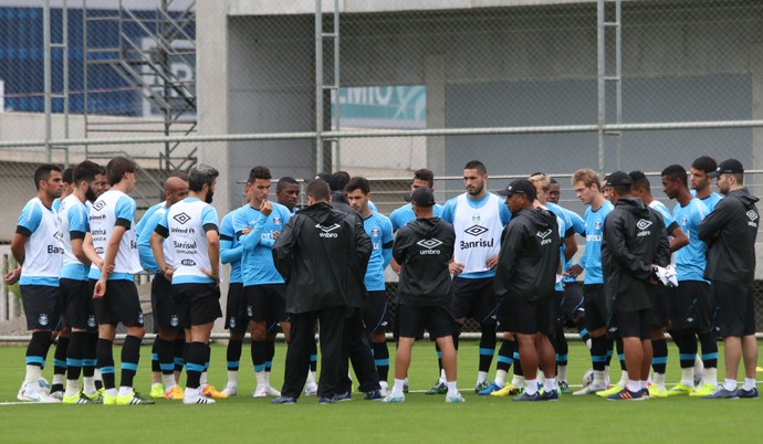 Roger testa Edinho e Braian em treino, mas evita indicar time para domingo
