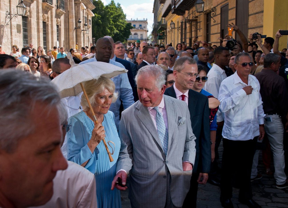  Príncipe Charles e sua esposa, Camilla, fazem uma visita à Havana Velha, em Cuba, na segunda-feira (25)  — Foto: Ramon Espinosa/ AP