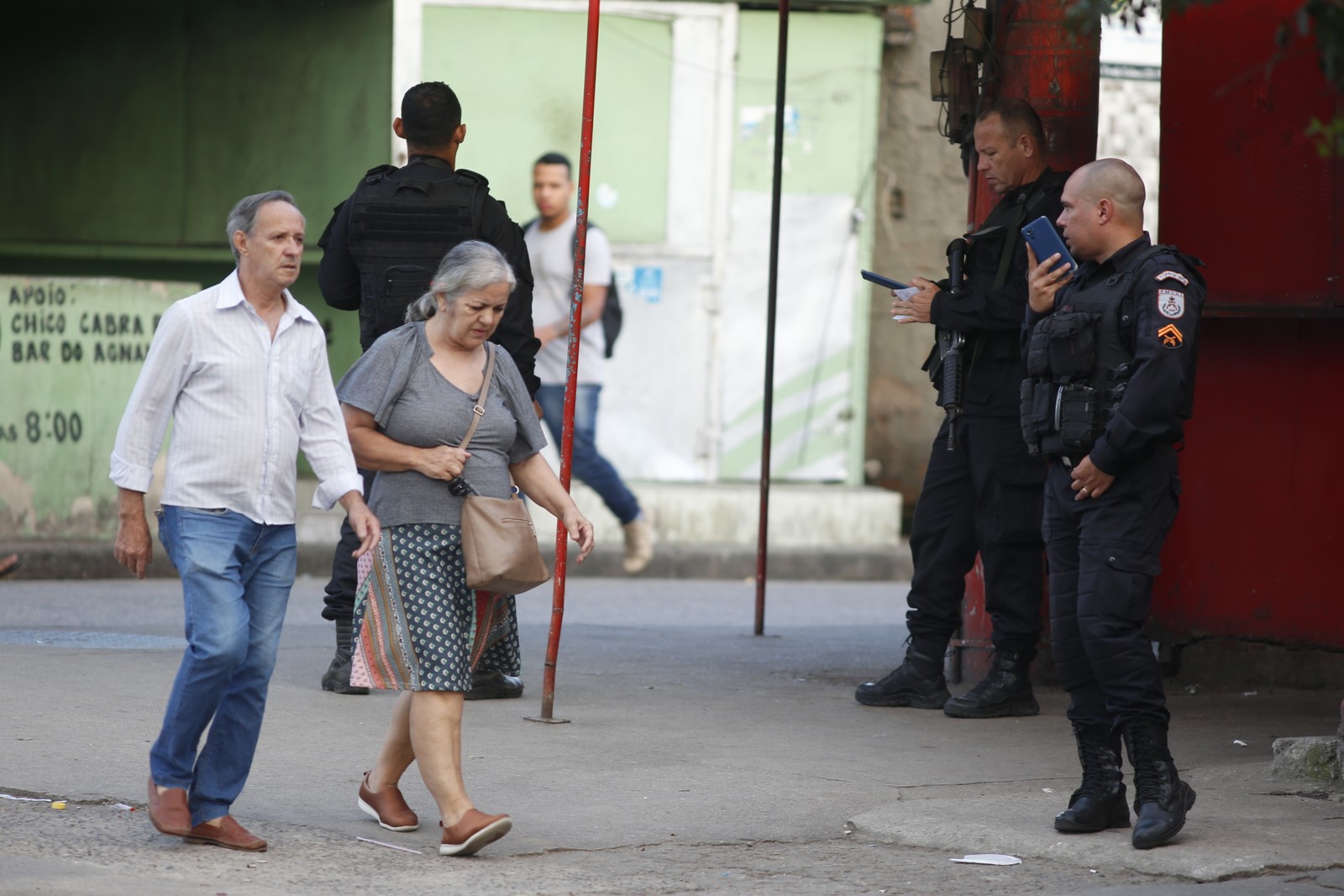 Moradores amanheceram assustados com intenso tiroteio nos complexos da Penha e do Alemão — Foto: Fabiano Rocha / Agência O Globo