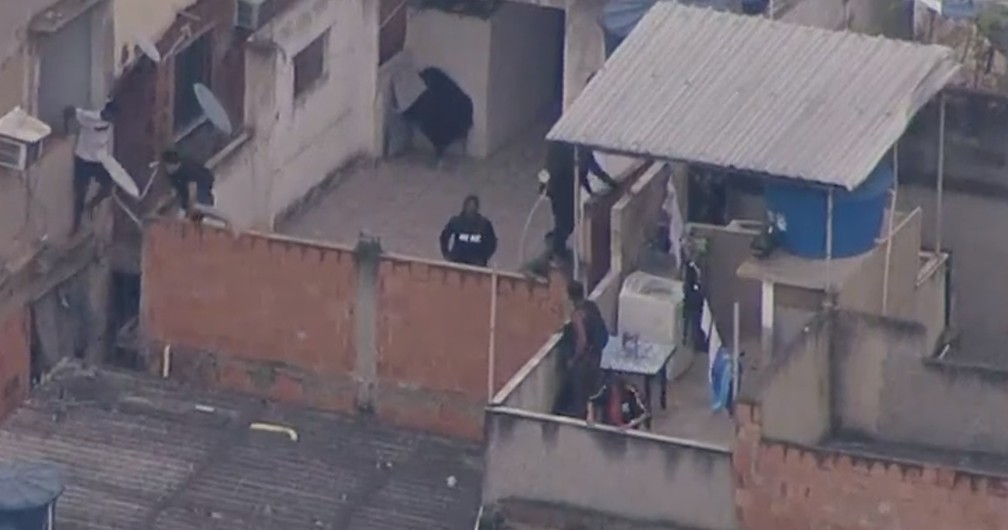 Homens armados se escondem em telhado durante operação da Polícia Civil no Jacarezinho, Zona Norte do Rio. — Foto: Reprodução/TV Globo