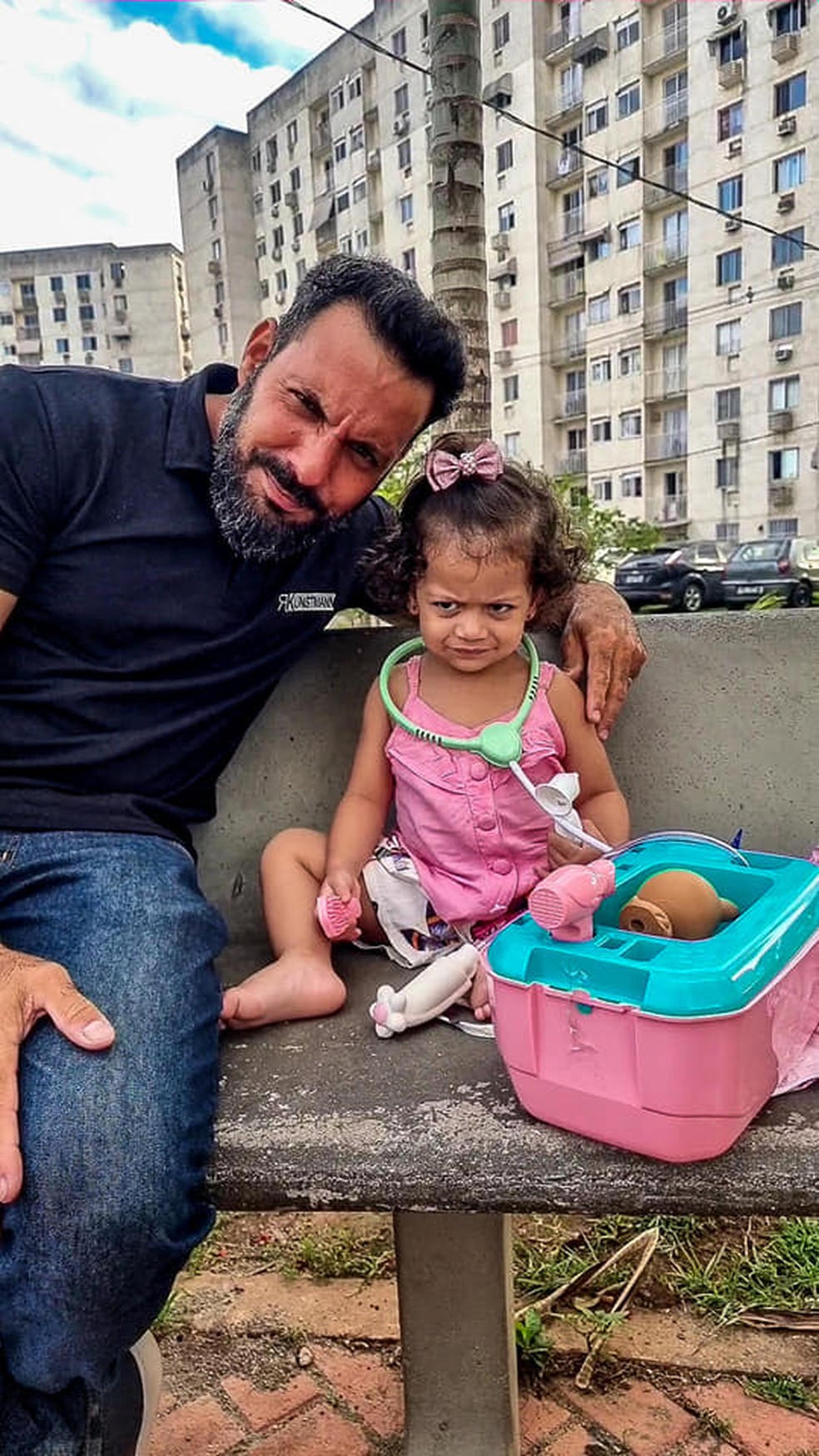 Isabela e Rodrigo posam para foto, dois anos depois de foto da bebê viralizar — Foto: Reprodução/Facebook