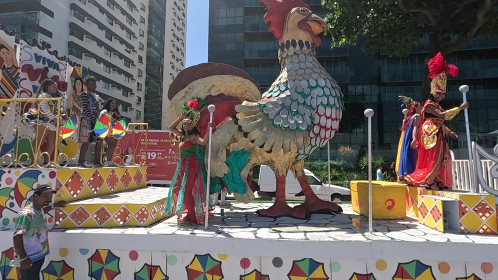 Avenida Boa Viagem recebeu, no domingo (22), uma amostra do desfile do Galo da Madrugada — Foto: Reprodução/TV Globo
