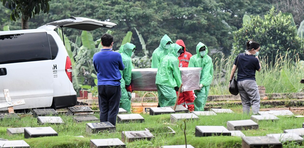 Mortes pelo coronavírus — Foto: Antara Foto/Muhammad Adimaja via REUTERS