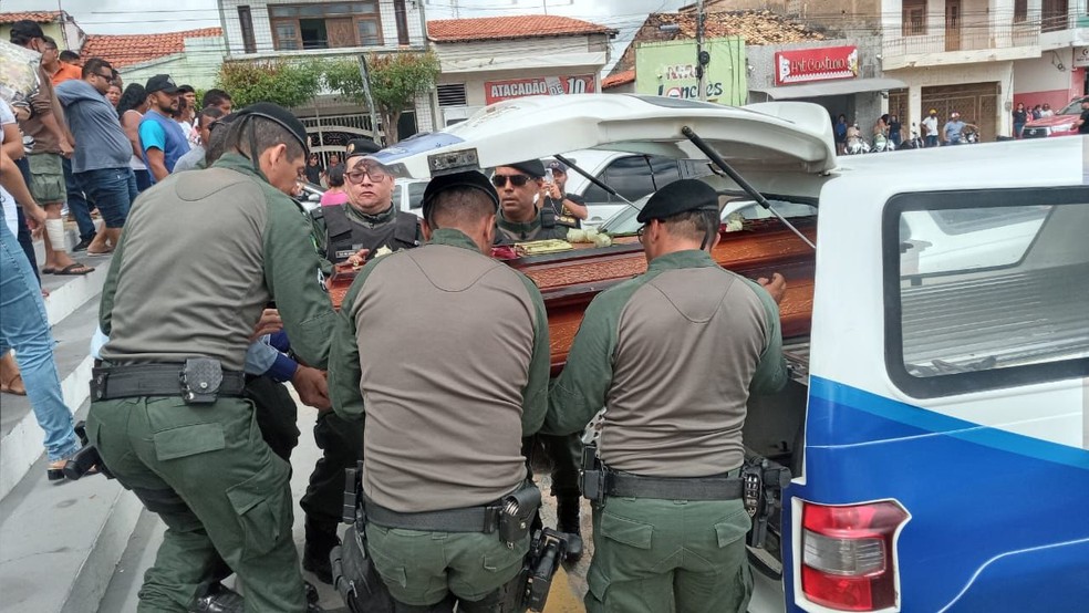 Policial encontrado morto em Mauriti foi sepultado na tarde desta sexta-feira (13).  — Foto: Edson Freitas/TV Verdes Mares