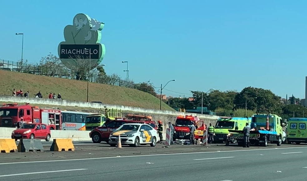 Carro capotou no km 137 da Rodovia Dom Pedro I, pr&oacute;ximo ao shopping &mdash; Foto: Rafael Arruda