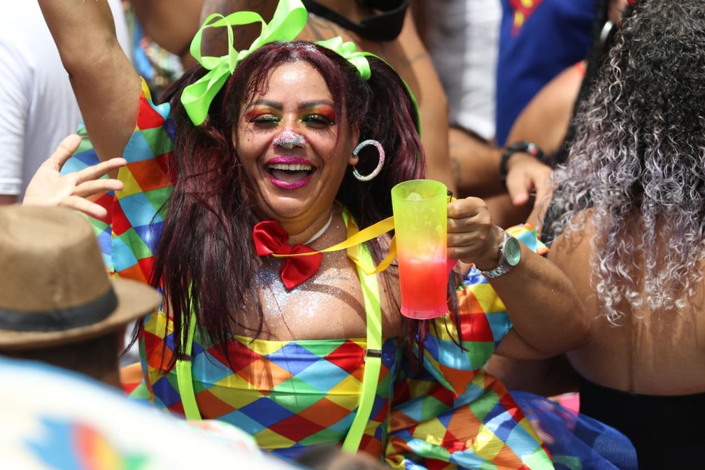 Foliona fantasiada de palhaça espanta calor com bebida no Galo da Madrugada — Foto: Aldo Carneiro/Pernambuco Press
