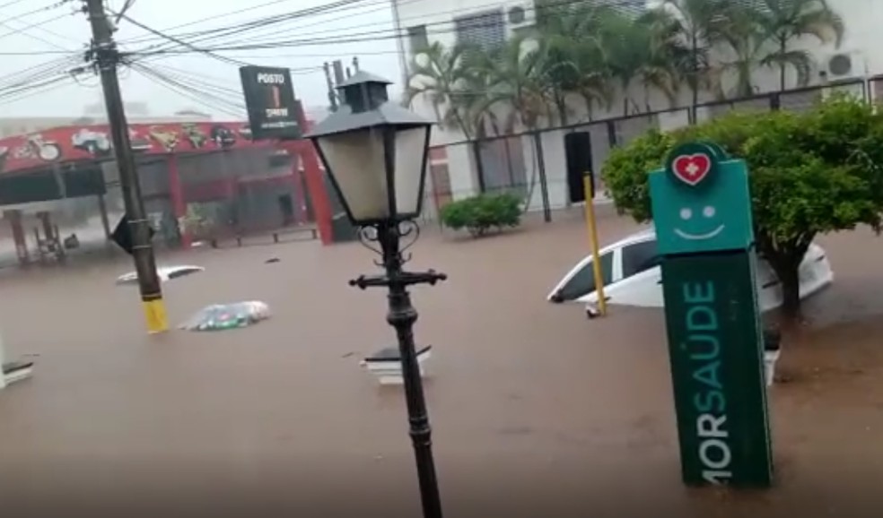 Carros ficaram submersos a Rua Maranhão, no centro de Avaré — Foto: Lazara Silva/Arquivo pessoal