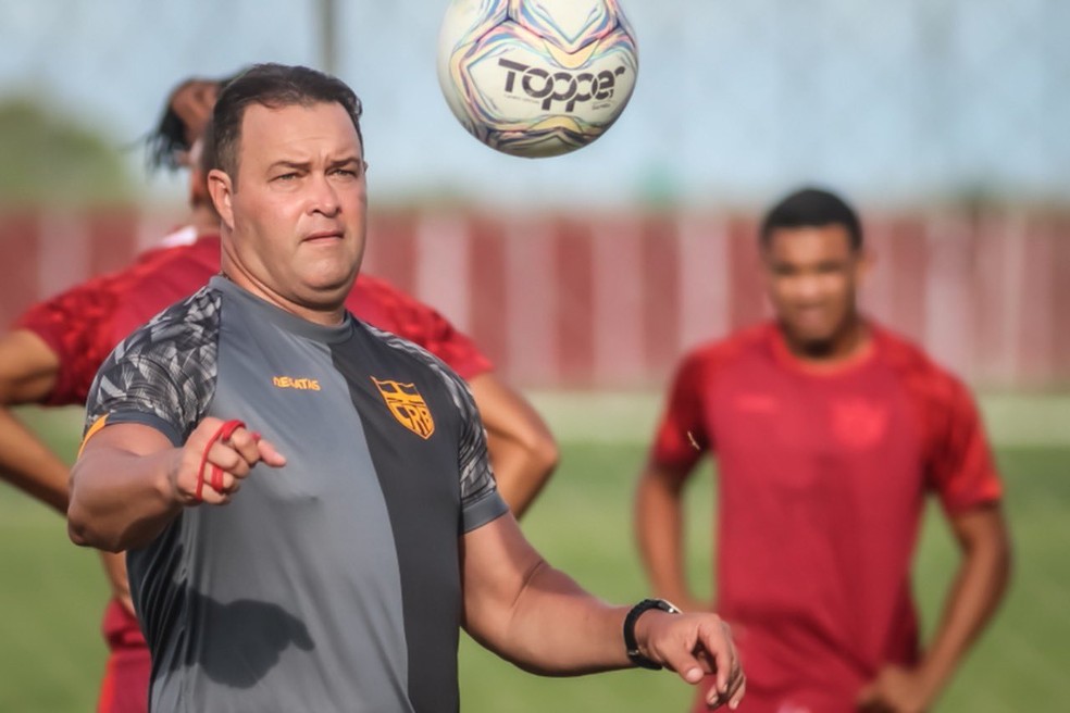 Técnico Roberto Fernandes renovou contrato com o CRB — Foto: Assessoria/CRB