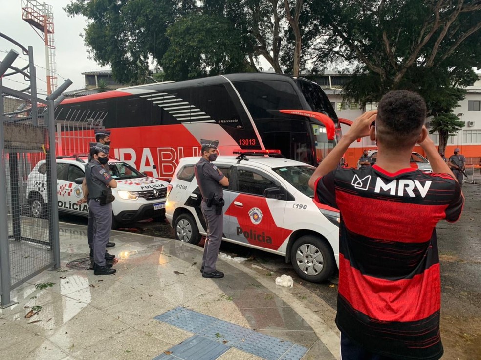 Torcedor registra a saída de um dos ônibus do Flamengo do aeroporto — Foto: Henrique Toth