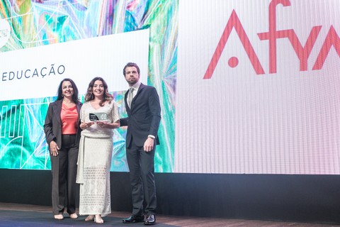 No setor Educação, quem ganhou foi a Afya. Stella Brant, vice-presidente de Marketing, recebeu a premiação (Foto: Keiny Andrade)