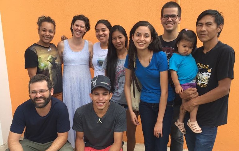 Grupo de professores e veteranos da UFSCar recebe calouros indígenas (Foto: Fabiana Assis/G1)