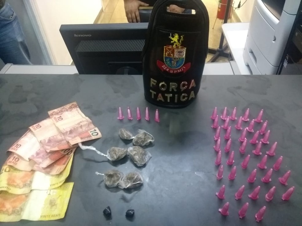 Drogas e dinheiro foram apreendidos pela polÃ­cia em Itapetininga  â€” Foto: DivulgaÃ§Ã£o/PM