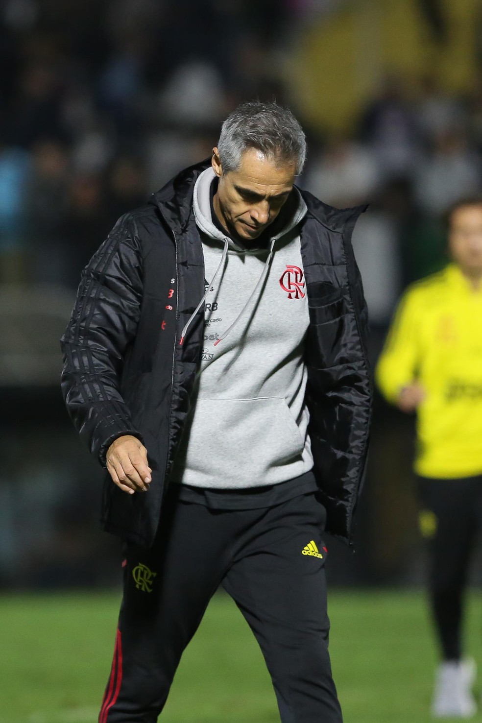 Paulo Sousa caminha cabisbaixo em Bragantino x Flamengo — Foto: Wilian Oliveira/Futura Press