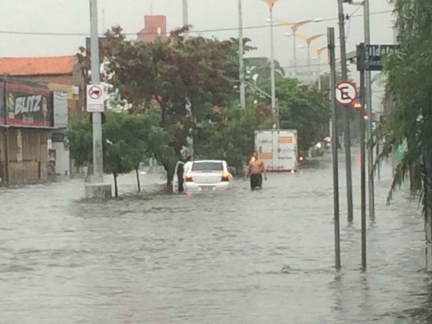 Ruas de Fortaleza ficaram alagadas após chuvas de 48 milímetros (Foto: Wânyffer Monteiro/TV Verdes Mares)