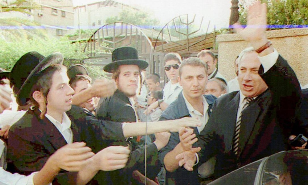 O líder de direita Benjamin Netanyahu se encontra com jovens ortodoxos durante campanha em Bene Beraq, em maio de 1996, durante campanha eleitoral. Natanyahu se tornou líder do Likud em 1993 e, em 1996, tornou-se o mais jovem primeiro-ministro da história de Israel, exercendo o cargo, pela primeira vez, até 1999.  — Foto: Arquivo