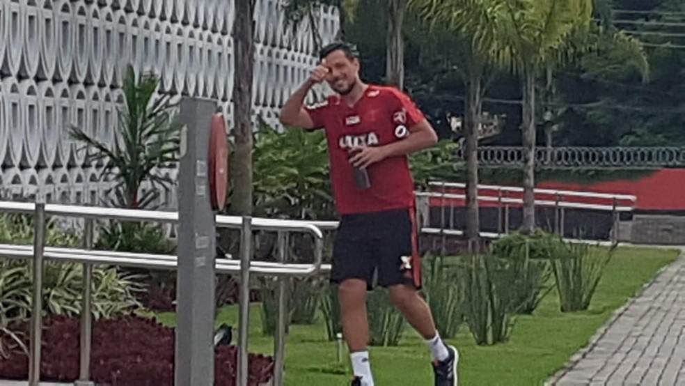 Diego Alves acena para jornalistas no Ninho do Urubu &mdash; Foto: Marcelo Baltar