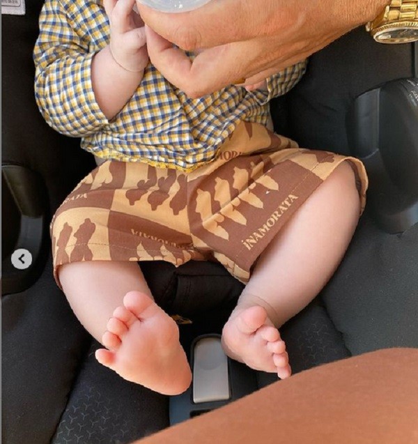 O filho de quatro meses da atriz e modelo Emily Ratajkowski em passeio de barco na companhia da mãe (Foto: Instagram)