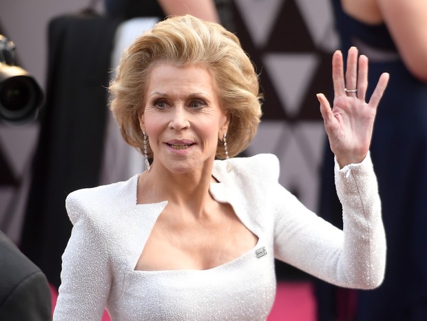 Jane Fonda: a atriz ostentou um broche do movimento Times Up no Oscar 2018 (Foto: Frazer Harrison/Getty Images)