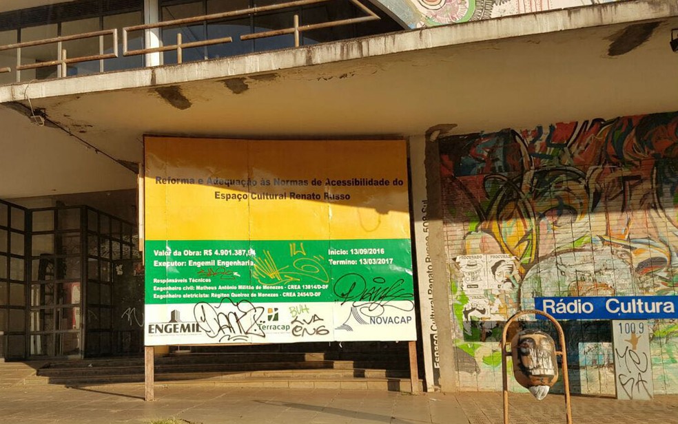 Placa em frente ao Espaço Cultural Renato Russo, na Asa Sul, anunciava conclusão da reforma em 13 de março de 2017 (Foto: Gabriel Luiz/G1 )