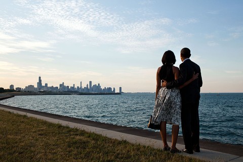 Obama e Michelle observam a vista de Chicago, a cidade onde se conheceram