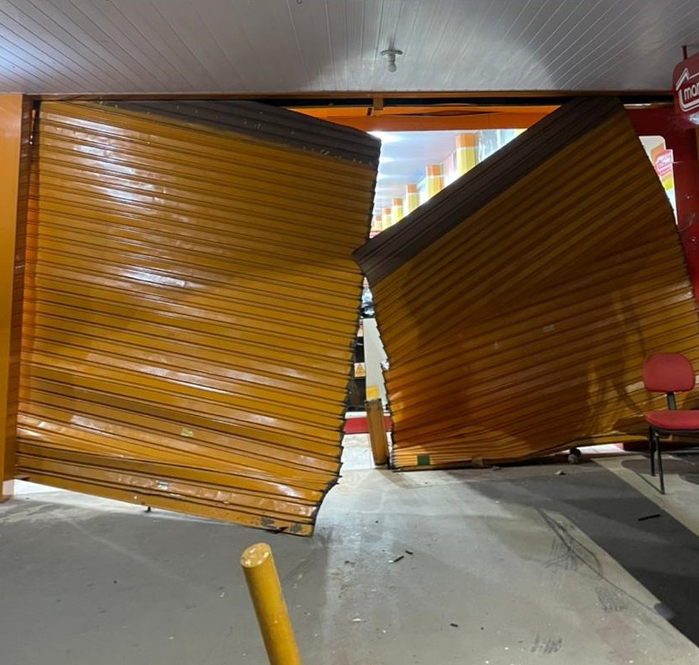 Para furtar aparelhos, ladrão danificou duas portas da loja. — Foto: Cedida