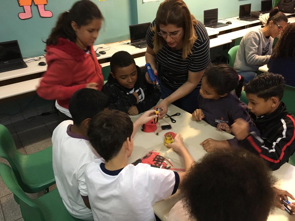 Debora Garofalo e alunos durante a aula — Foto: Arquivo Pessoal